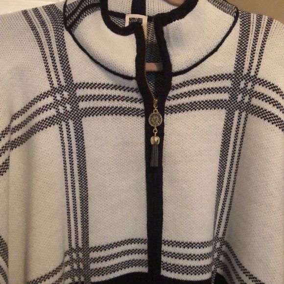 Anne Klein sweater cape - Picture 2 of 2